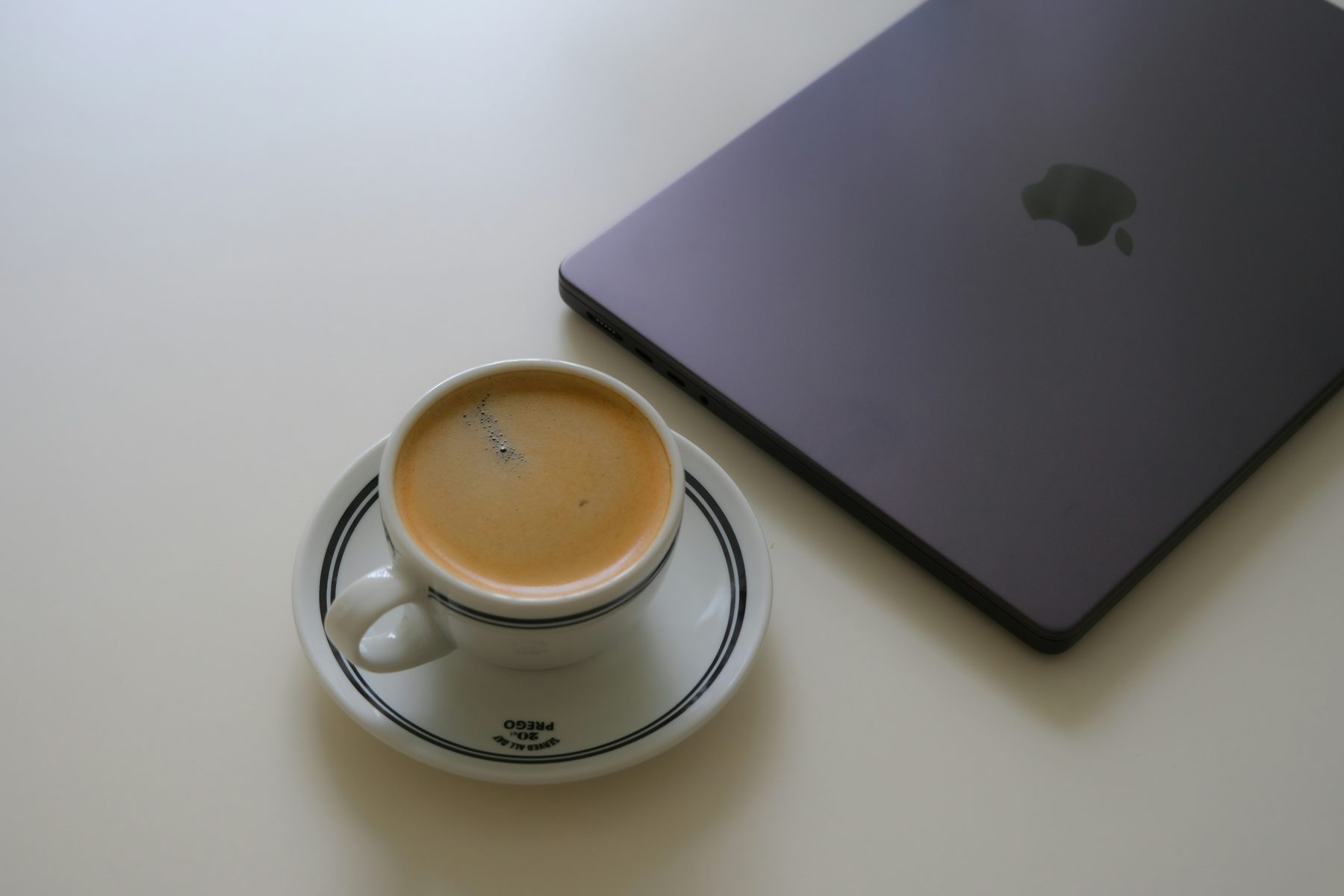 Espresso przy biurku w biurze